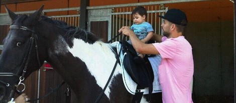Milan monta a caballo por primera vez ayudado por Gerard Piqué