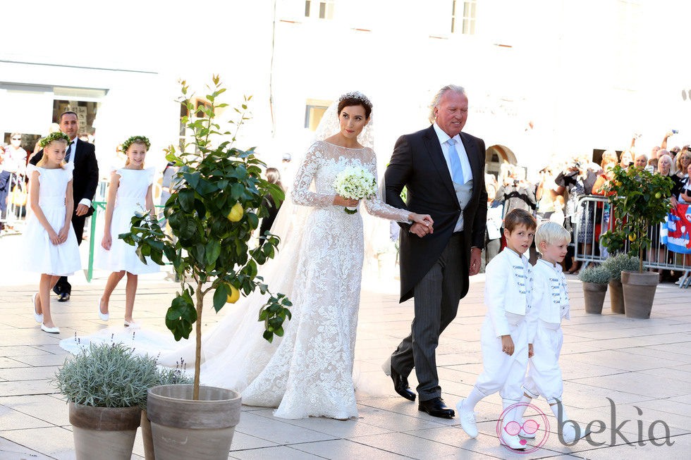 Claire Lademacher con su padre y los pajes antes de su boda con Félix de Luxemburgo