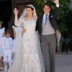 Félix de Luxemburgo y Claire Lademacher saludan tras su boda religiosa