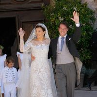 Félix de Luxemburgo y Claire Lademacher saludan tras su boda religiosa