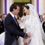 Félix de Luxemburgo y Claire Lademacher se dedican una tierna mirada en su boda religiosa