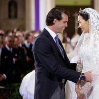 Félix de Luxemburgo y Claire Lademacher se dedican una tierna mirada en su boda religiosa