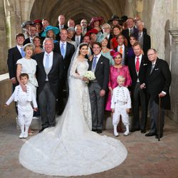 Félix de Luxemburgo y Claire Lademacher posan con sus familias tras su boda religiosa