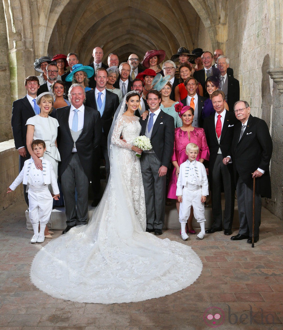 Félix de Luxemburgo y Claire Lademacher posan con sus familias tras su boda religiosa