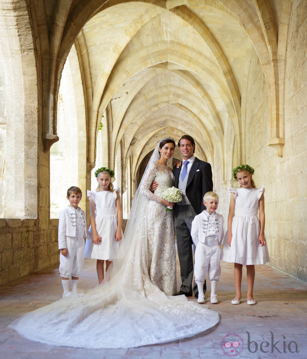 Félix de Luxemburgo y Claire Lademacher con sus pajes tras su boda religiosa
