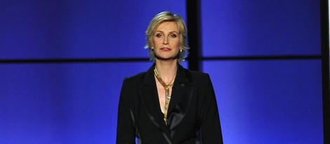 Jane Lynch rinde homenaje póstumo a Cory Monteith en los Emmy 2013