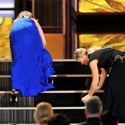 Tina Fey y Amy Poehler tropiezan al subir al escenario de los Emmy 2013