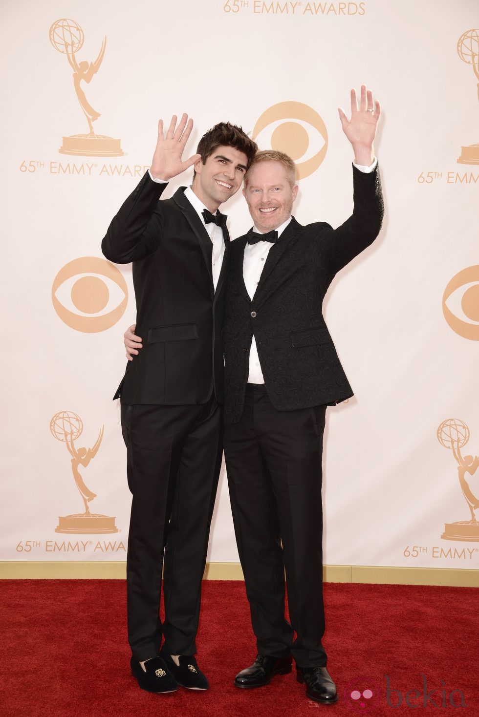 Justin Mikita y Jesse Tyler Ferguson en la alfombra roja de los Emmy 2013
