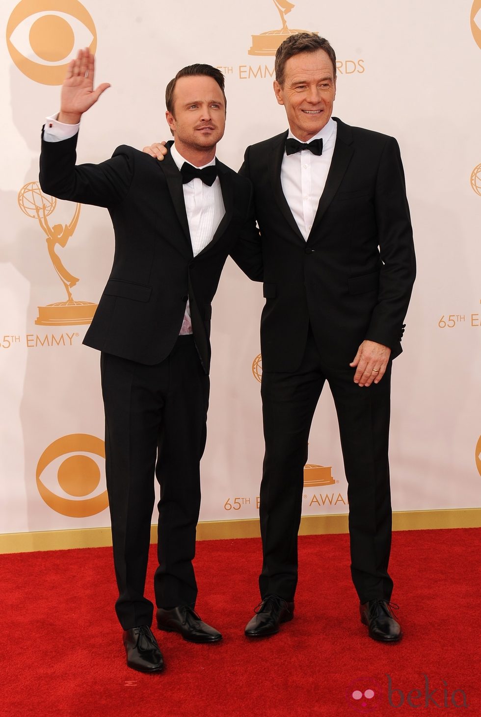 Aaron Paul y Bryan Cranston en la alfombra roja de los Emmy 2013
