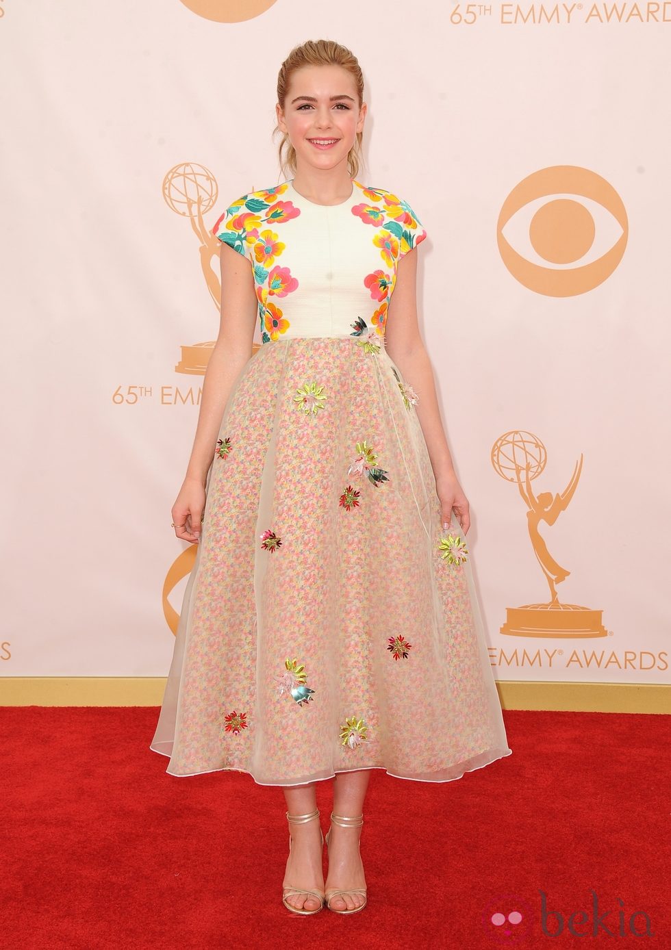 Kiernan Shipka en la alfombra roja de los Emmy 2013