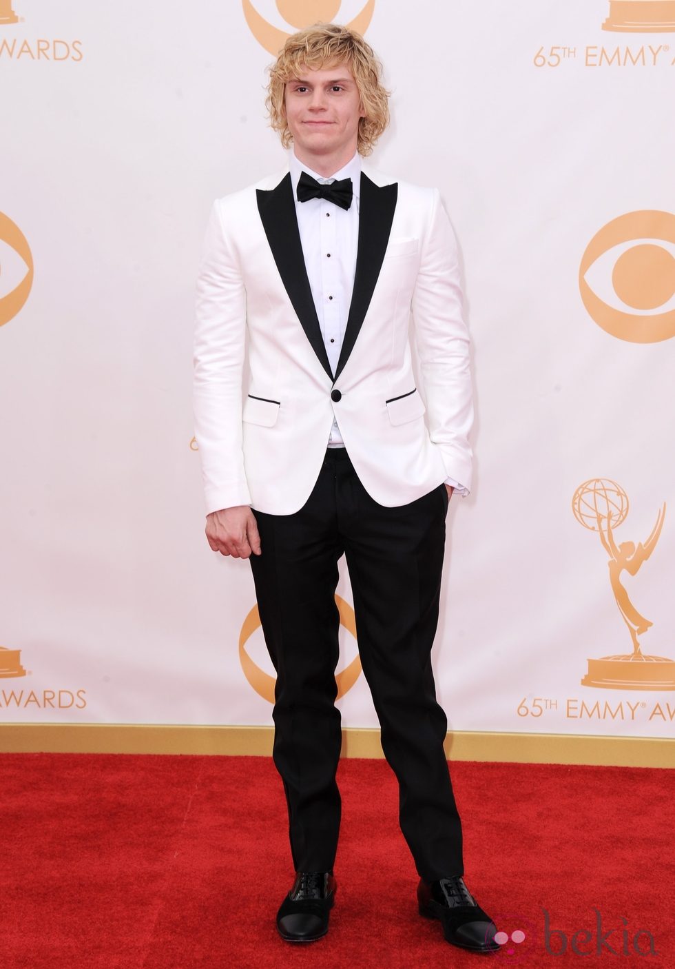 Evan Peters en la alfombra roja de los Emmy 2013