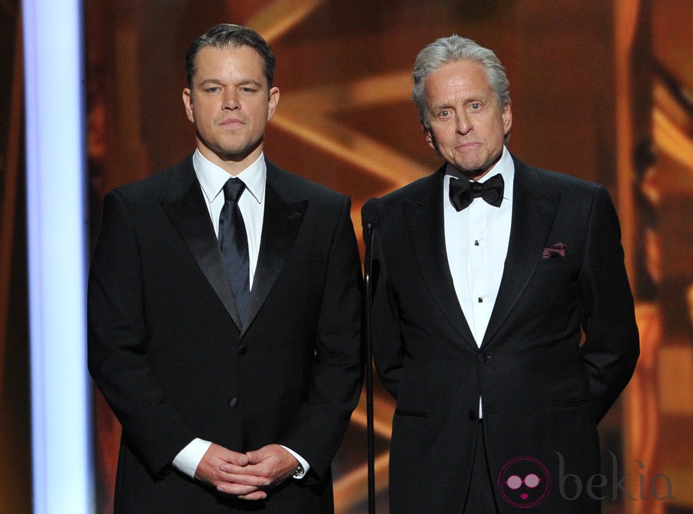 Michael Douglas y Matt Damon en la gala de los Emmy 2013