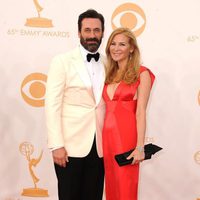 Jon Hamm y Jennifer Westfeldt en la alfombra roja de los Emmy 2013