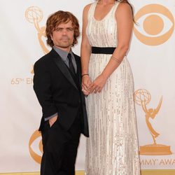 Peter Dinklage y Erica Schmidt en la alfombra roja de los Emmy 2013
