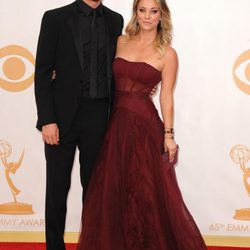 Ryan Sweeting y Kaley Cuoco en la alfombra roja de los Emmy 2013