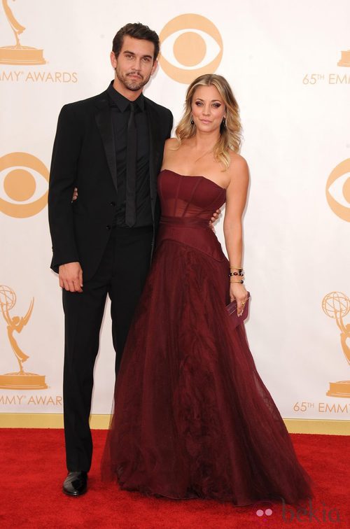 Ryan Sweeting y Kaley Cuoco en la alfombra roja de los Emmy 2013