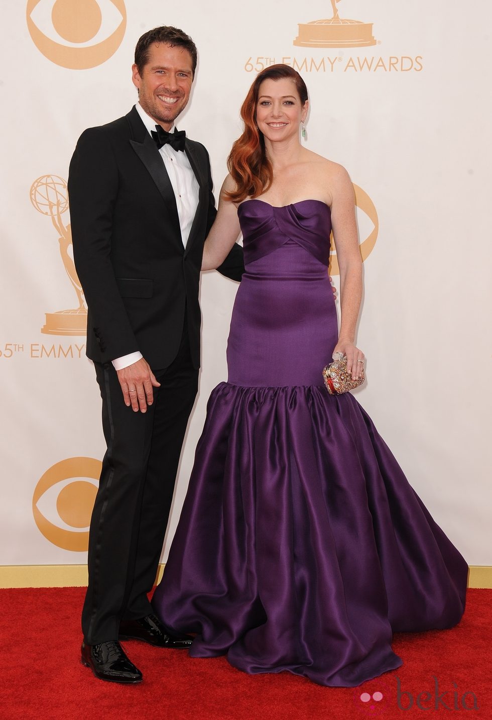 Alexis Denisof y Alyson Hannigan en la alfombra roja de los Emmy 2013