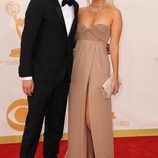 Aaron Paul y Lauren Parsekian en la alfombra roja de los Emmy 2013
