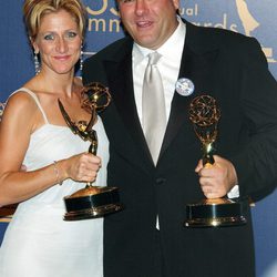 James Gandolfini y Edie Falco posando con sus Emmy