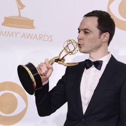 Jim Parsons con su Emmy 2013 a Mejor actor de comedia