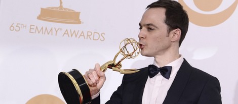 Jim Parsons con su Emmy 2013 a Mejor actor de comedia