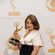 Merritt Wever con su Emmy 2013 a Mejor actriz secundaria de comedia