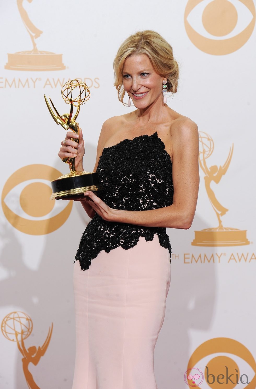 Anna Gunn con su Emmy 2013 a Mejor actriz de reparto de drama