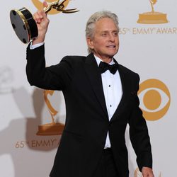 Michael Douglas con su Emmy 2013 a Mejor actor de miniserie
