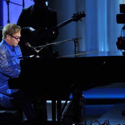 Elton John actuando en la gala de los Premios Emmy 2013