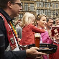 Felipe y Matilde de Bélgica celebran el Día de la Bicicleta con una cerveza