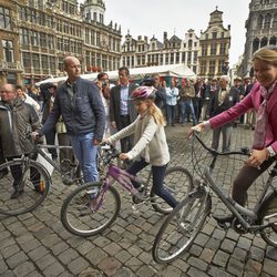 Matilde de Bélgica y la Princesa Isabel en bicicleta en la Grand Place de Bruselas