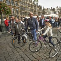 Matilde de Bélgica y la Princesa Isabel en bicicleta en la Grand Place de Bruselas