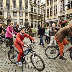 Los Reyes de Bélgica y sus hijos Gabriel y Leonor montando en bicicleta en la Grand Place de Bruselas