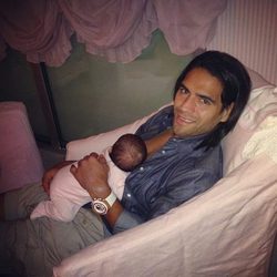 Radamel Falcao con su hija Dominique dumiendo sobre su pecho