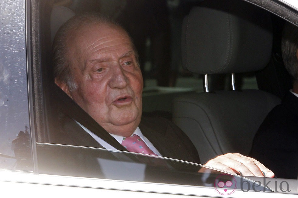 El Rey Juan Carlos ingresando en el Hospital Quirón para ser operado de la cadera izquierda