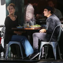 Joe Jonas y su novia Blanda Eggenschwiler comiendo en una terraza de Nueva York