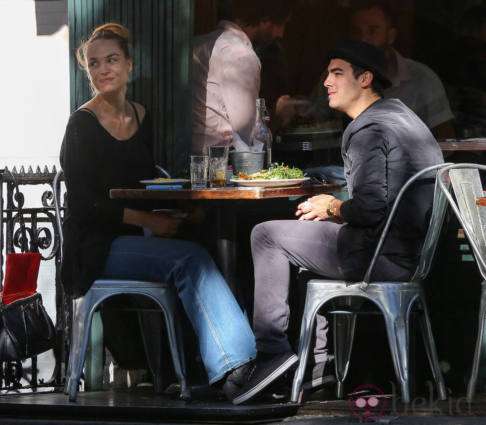 Joe Jonas y su novia Blanda Eggenschwiler comiendo en una terraza de Nueva York