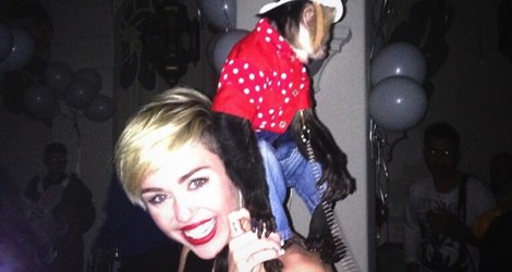 Miley Cyrus con el mono Don