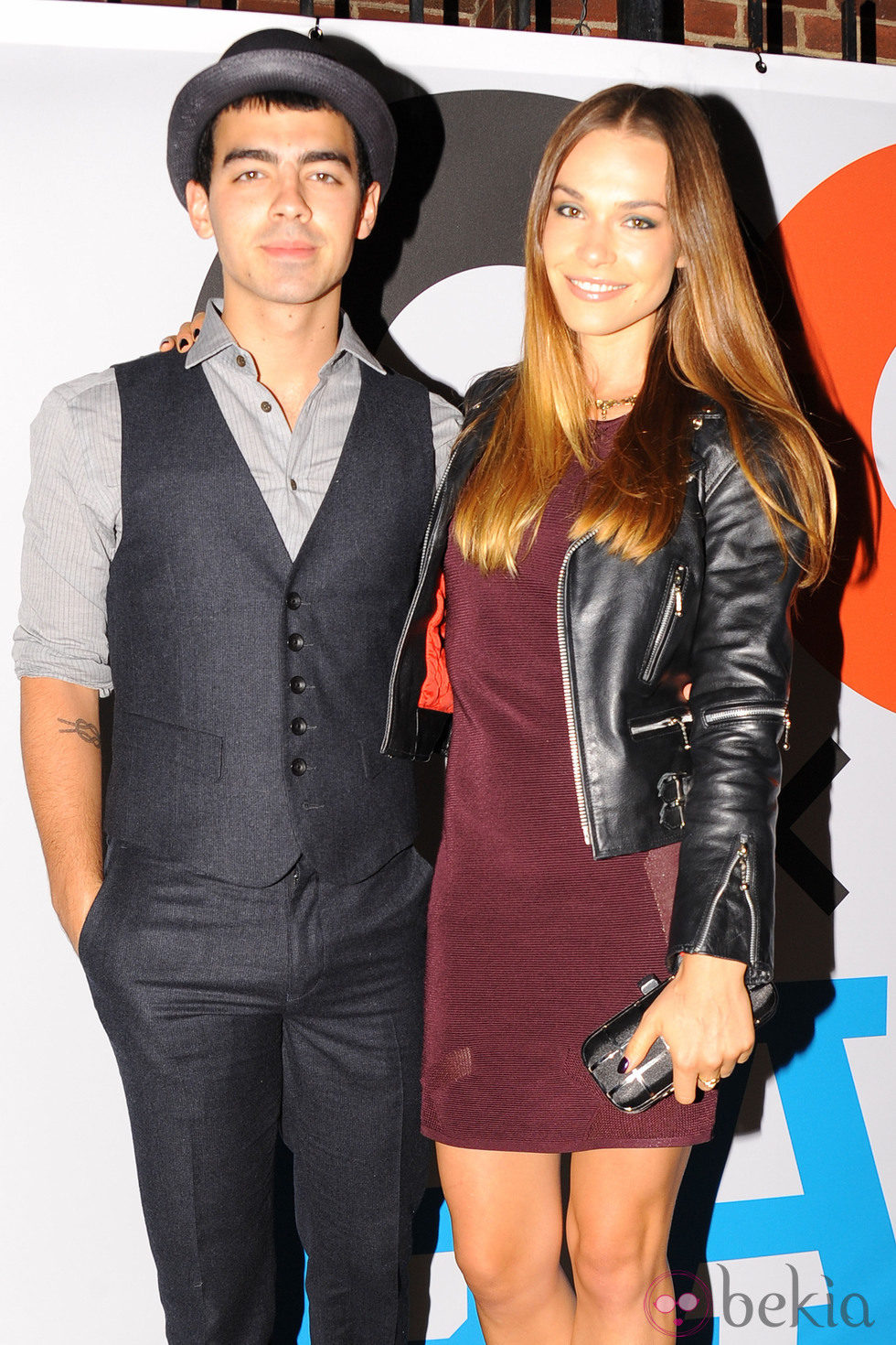 Joe Jonas y Blanda Eggenschwiler en un evento de moda en Nueva York