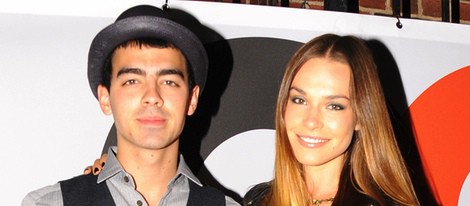 Joe Jonas y Blanda Eggenschwiler en un evento de moda en Nueva York