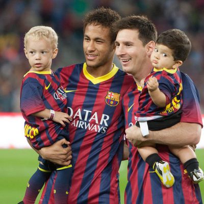 Leo Messi y Neymar con sus hijos Thiago y David Lucca, respectivamente, en el Camp Nou