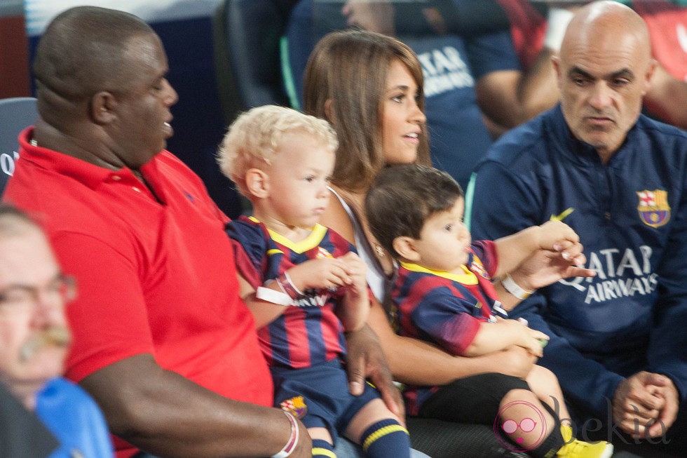 Antonella Roccuzzo con su hijo Thiago Messi en el banquillo del Barça