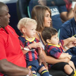 Antonella Roccuzzo con su hijo Thiago Messi en el banquillo del Barça