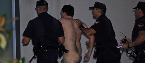 El hombre desnudo que protestó ante la clínica en la que fue operado el Rey