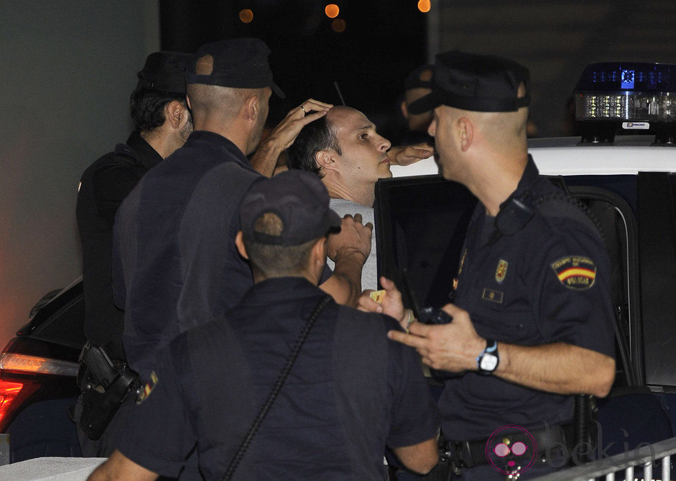 La policía se lleva detenido al hombre desnudo que protestó ante la clínica en la que fue operado el Rey