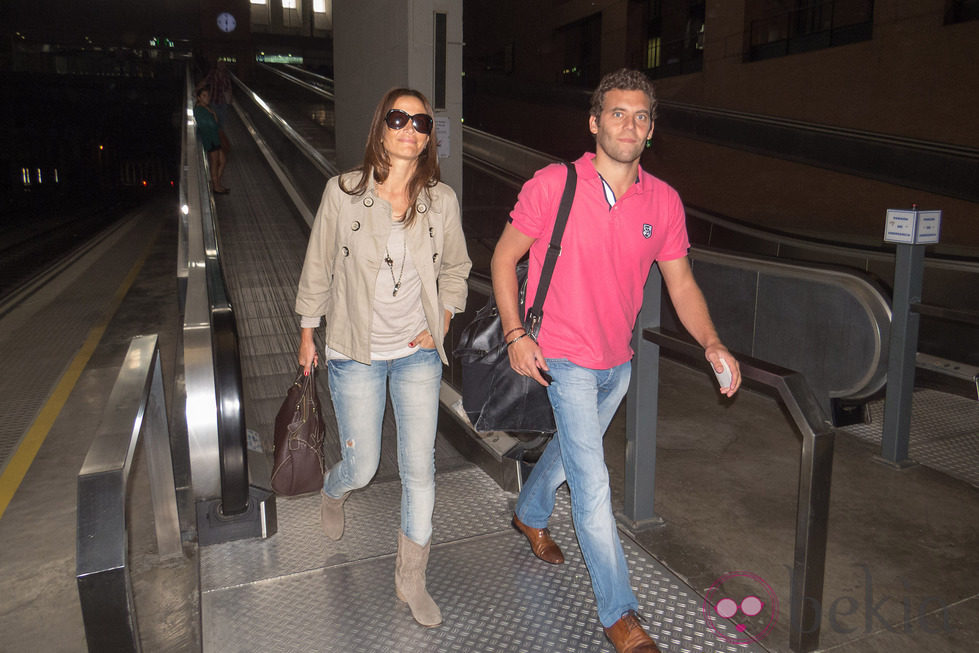 Cecilia Gómez y Jesús Carballo en la estación del AVE de Sevilla