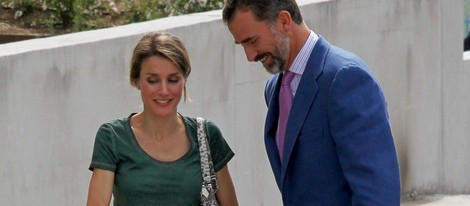 Los Príncipes Felipe y Letizia ríen divertidos antes de visitar al Rey en el hospital
