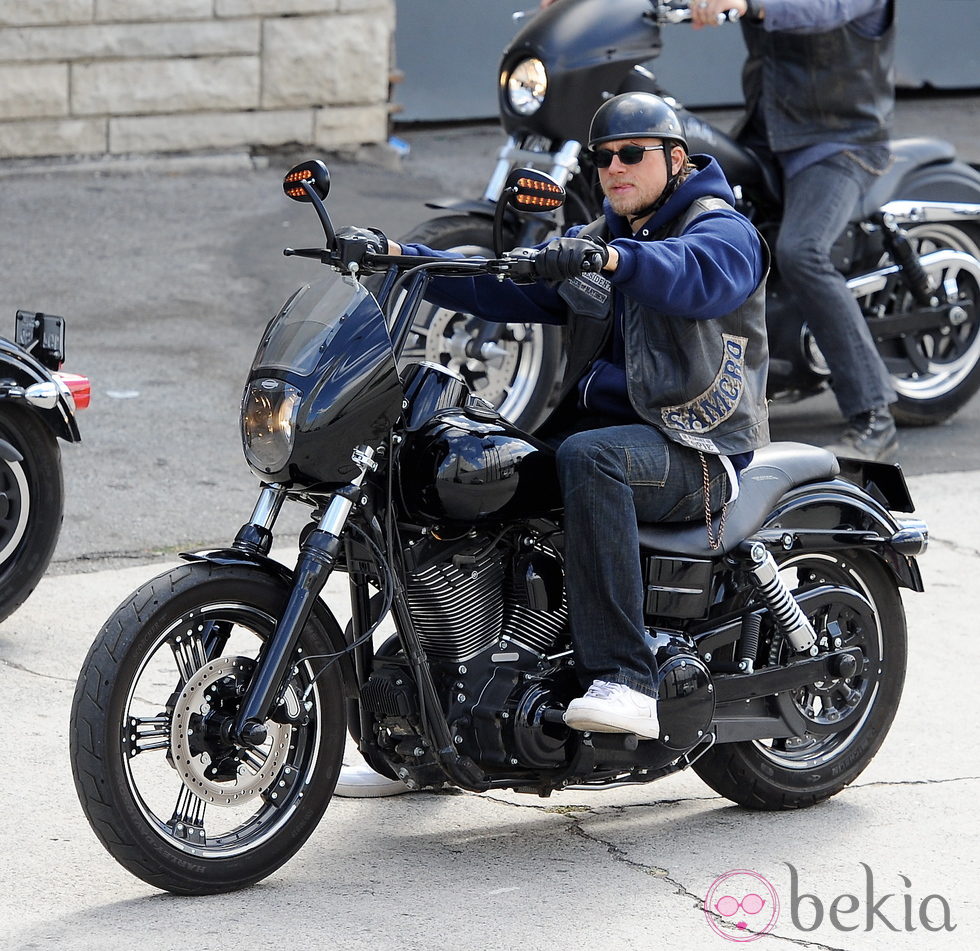 Charlie Hunnam montando en moto en la grabación de 'Hijos de la Anarquía'