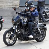Charlie Hunnam montando en moto en la grabación de 'Hijos de la Anarquía'