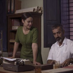 Imanol Arias y Aída Folch en una escena de la tv movie 'Vicente Ferrer'